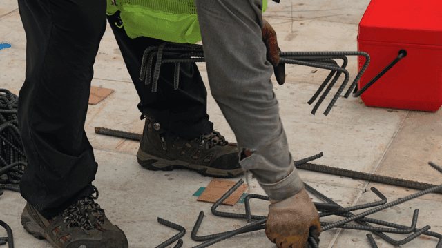 건설 현장에서 철근을 다루는 작업자