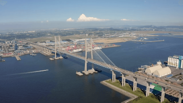 강 위에 놓인 큰 다리