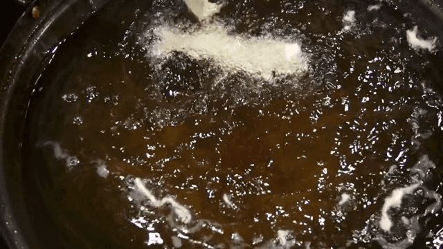 뜨거운 기름에 튀겨지는 반죽을 묻힌 은어