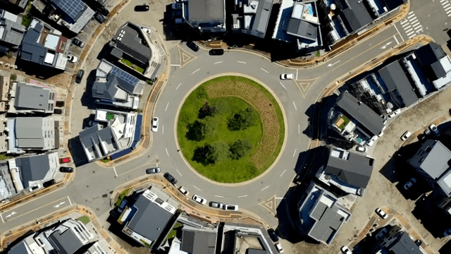 주택으로 둘러싸인 로터리의 항공 뷰
