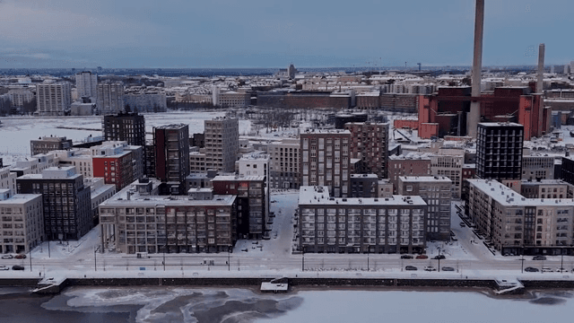 눈 덮인 현대 건물의 도시 풍경