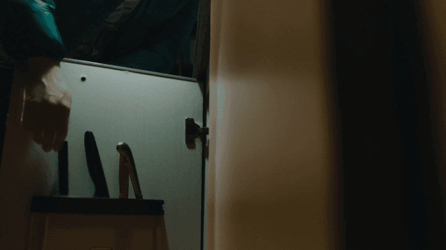 주방 칼집에서 칼을 바꿔서 나가는 남자