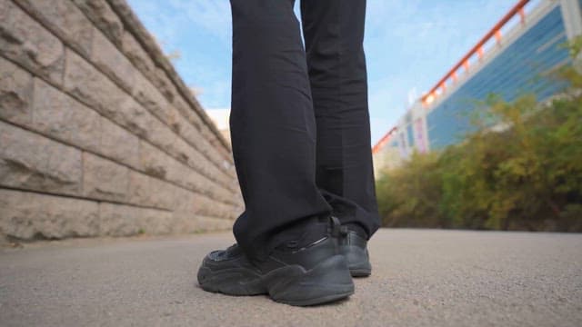 도시 길을 걷는 사람