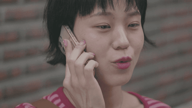 야외에서 통화 중인 여성