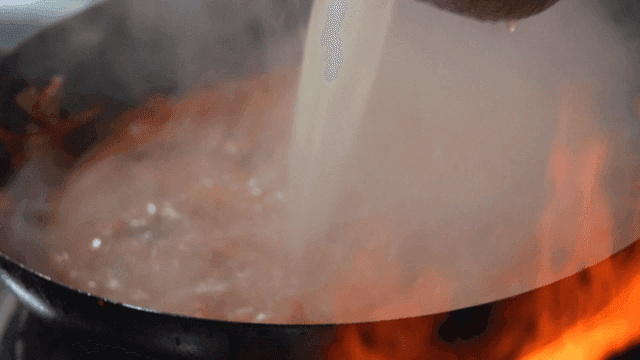Chef who cooks Jjamppong using fire in kitchen