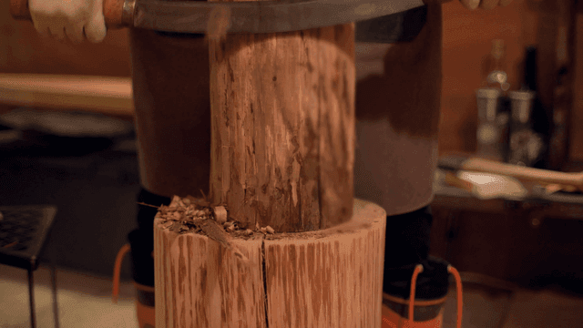 장인이 대패로 나무를 다듬는 모습