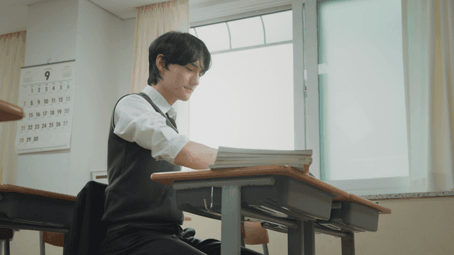 교실에서 스트레칭하는 학생