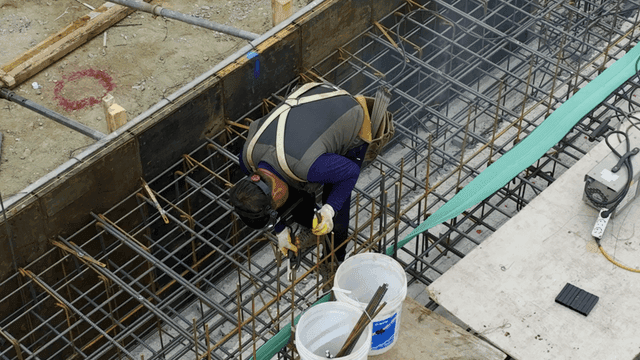 철근을 용접하는 건설 작업자