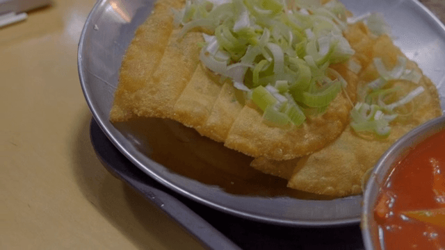 신선한 파가 올려진 바삭한 만두