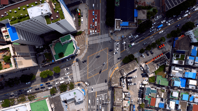 교통량이 많은 도시 교차로