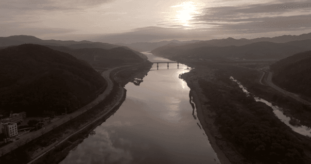 산을 따라 흐르는 강의 황혼