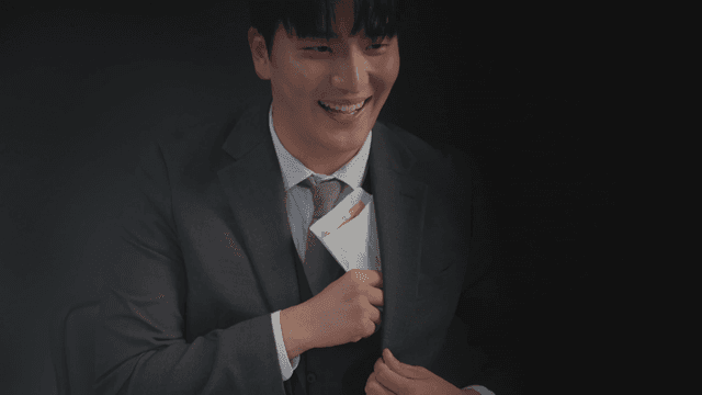 돈 봉투는 받아드는 남자