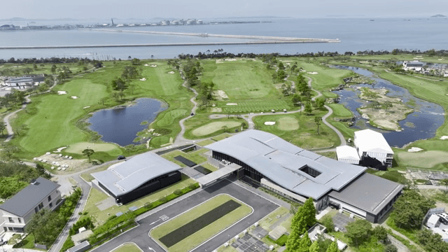 클럽하우스와 녹지가 있는 현대적인 골프장