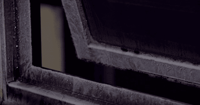 서리가 낀 창문이 여닫히는 모습