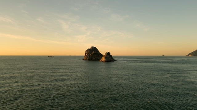 광활한 바다 위의 섬의 아름다운 일몰 풍경