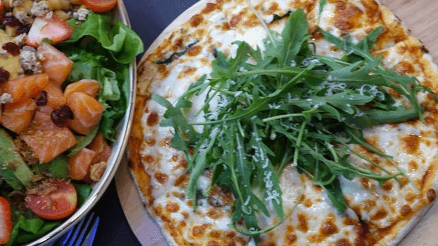 딸기 연어 아보카도 샐러드와 마르게리타피자