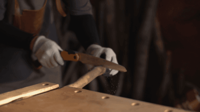 톱으로 나무를 자르는 사람