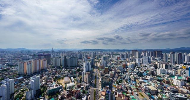 Busy traffic and changes in the sky in downtown Daegu, where buildings are densely packed