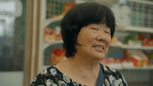 식료품점에서 미소 짓는 노인 여성