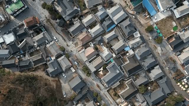 기와 지붕이 있는 전통 한옥 마을