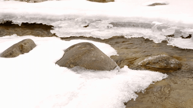 흐르는 시냇물 위의 얼음 형성