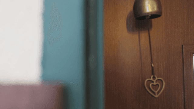 문에 걸린 하트 모양의 종