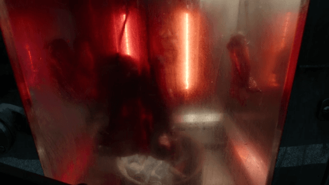 회전식 그릴에서 익는 촉촉한 고기