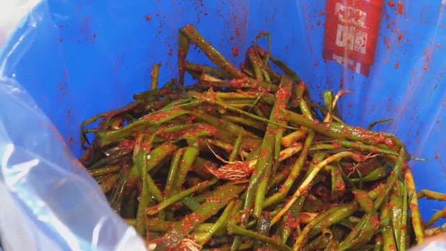 Preparing green onion kimchi in a food processing facility