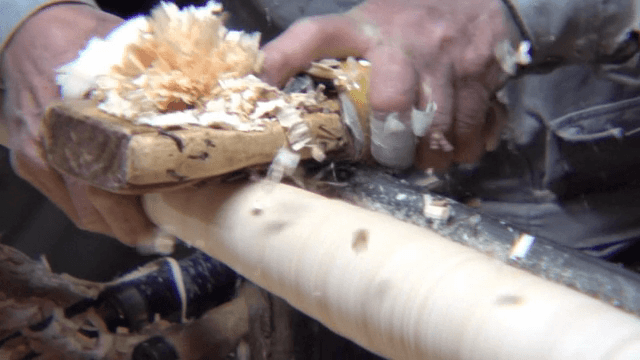 작업대에서 나무가 깎이는 모습