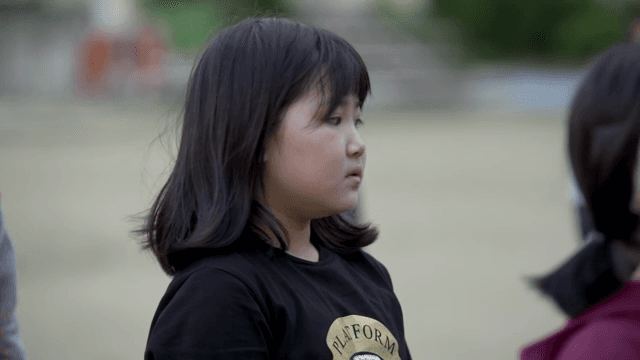 운동장에 모여 노는 아이들