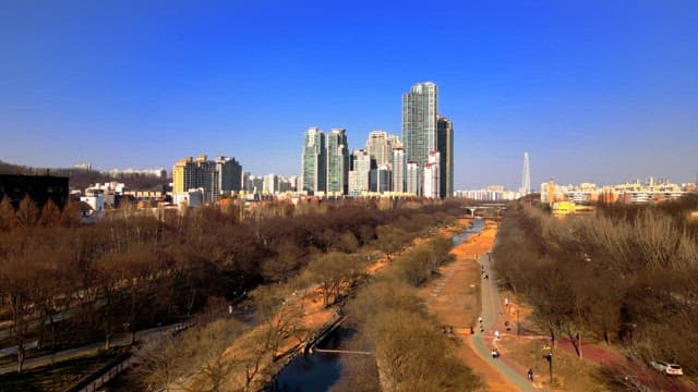 고층 건물과 강이 있는 도시 풍경