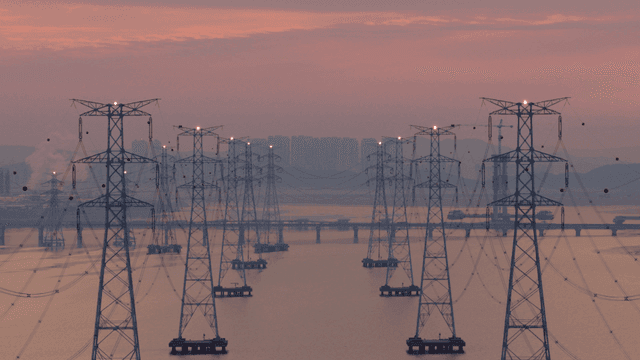 저녁 강 위의 전선들이 이어진 송전탑