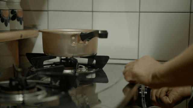 가스레인지 위에서 끓고 있는 냄비
