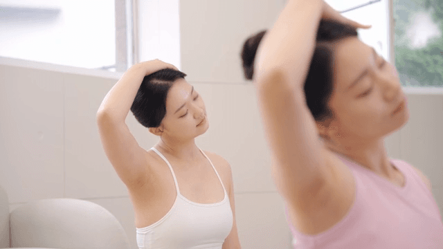 실내에서 요가를 하는 여성들