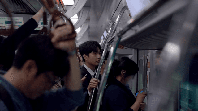 혼잡한 지하철 속 직장인 남성