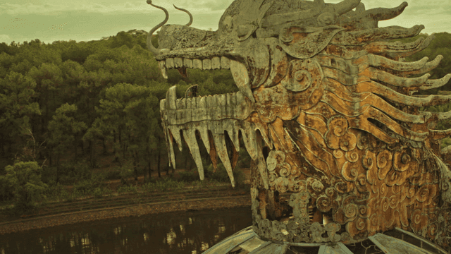 울창한 숲을 내려다보는 용 조각상