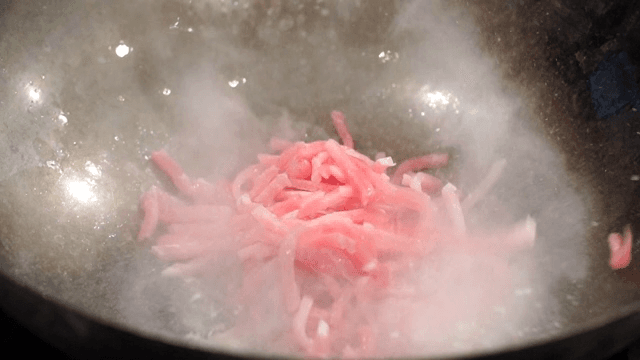 뜨거운 팬에서 요리되는 돼지고기