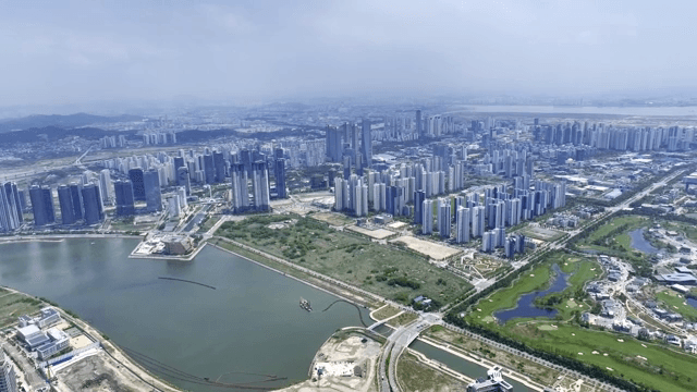 Sprawling cityscape with tall buildings