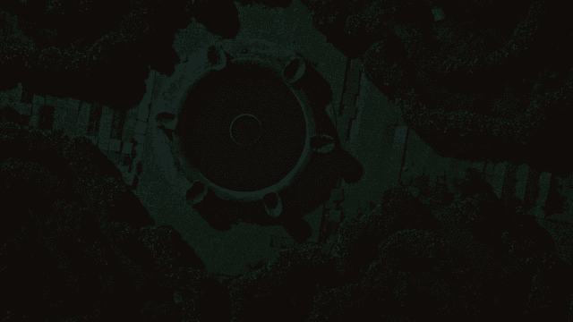 어두운 밤 분수대 근처를 뛰어가는 사람