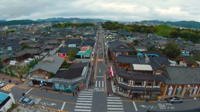전통 한옥과 현대적인 건물이 공존하는 마을 거리