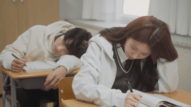 후드티를 입고 지쳐 보이는 학생들