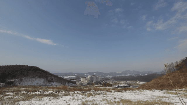 멀리 도시가 보이는 눈 덮인 풍경