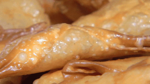 바삭한 튀김 만두의 근접 촬영