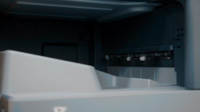 프린터가 문서를 출력하는 모습