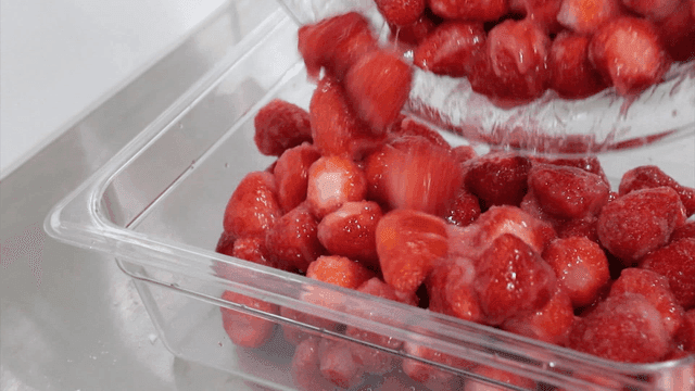 설탕에 섞은 딸기를 옮겨 담는 장면