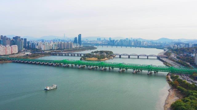 강과 다리가 있는 도시 풍경