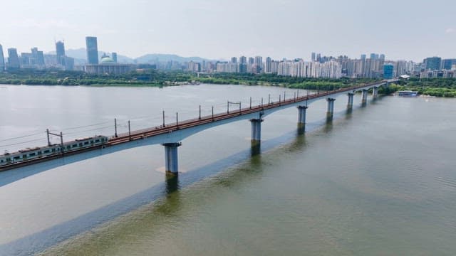 강 위를 지나는 지하철