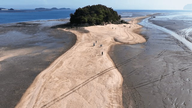 작은 섬으로 이어지는 모래길