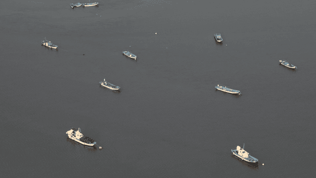 잔잔한 바다 위에 떠 있는 배들