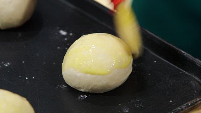 반죽에 계란물을 바르는 장면